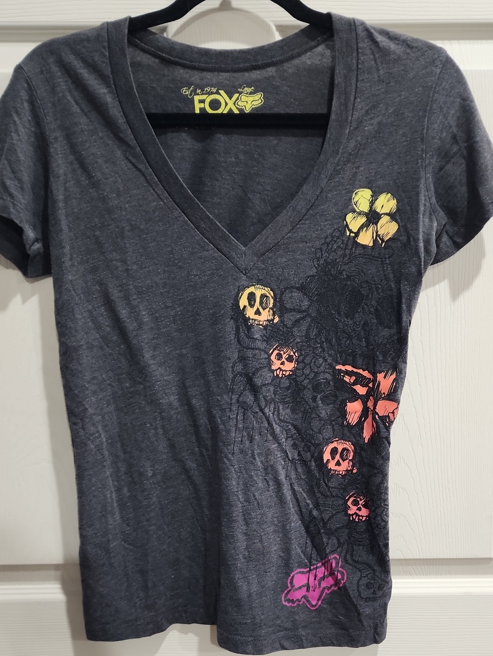 Fox Women's Dark Gray V‑Neck Graphic Tee with Yellow, Pink & Orange Accents - Picture 1 of 6